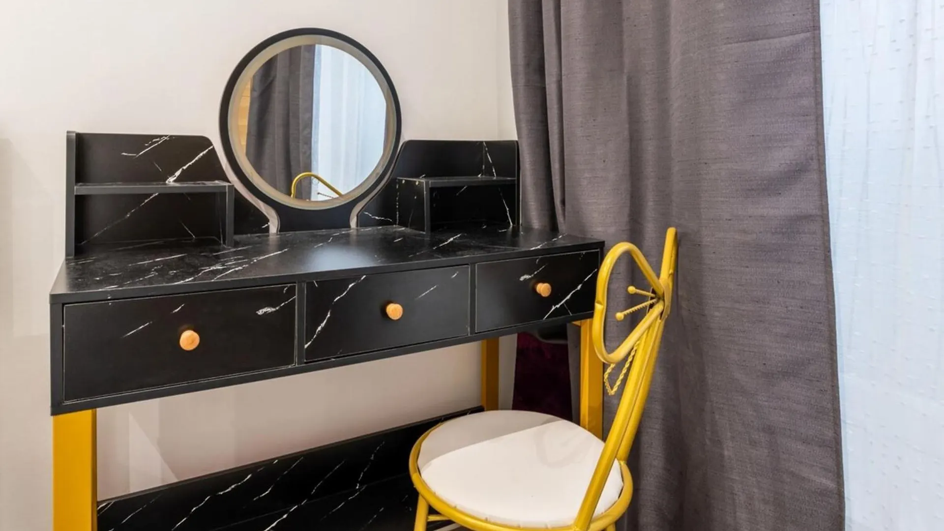 Apartment Stylish Contemporary 1bd Apartmentmenilmontant